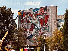 На ул. Московской начали восстанавливать мозаичное панно