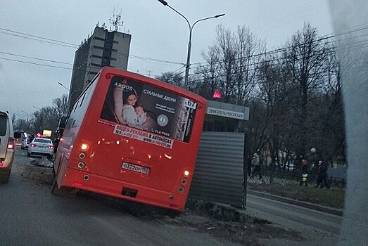 Маршрутка протаранила строительный забор на проспекте Ленина