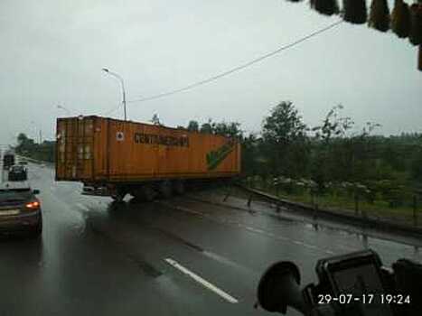 Улетевшая в отбойник фура перегородила Ленинградское шоссе