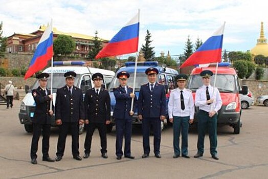 В Улан-Удэ сотрудники МВД, СУ СК и ГУ МЧС подняли флаг Российской Федерации над городом