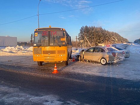 На трассе «Ижевск-Сарапул» легковушка врезалась в школьный автобус