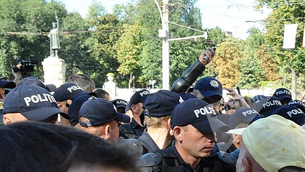 В Молдове полицейские тоже злостно нарушают