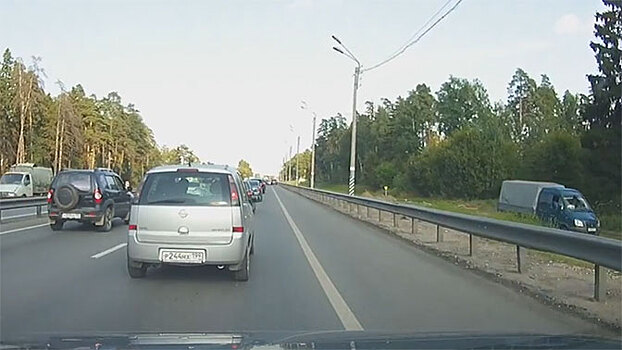 Водитель показал как без «обочечников» исчезают пробки на Горьковском шоссе: видео