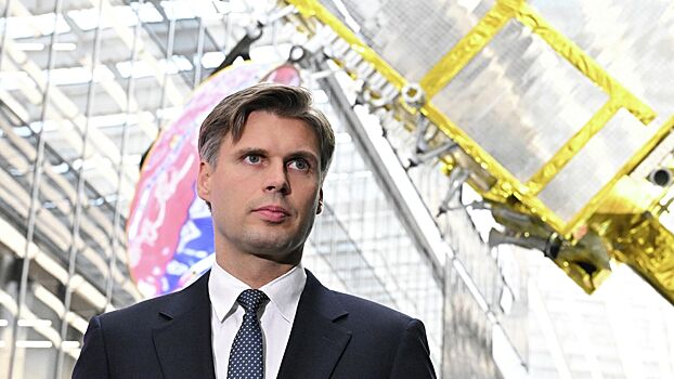 Баканов осмотрел экспозицию Роскосмоса в Дубае