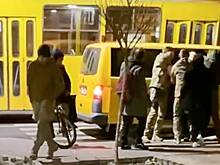 Во Львове сотрудники военкомата силой затолкали мужчину в микроавтобус