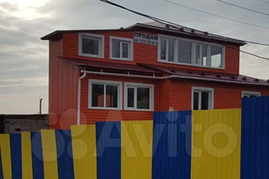 В ХМАО продают дачу, забор которой напоминает флаг Украины