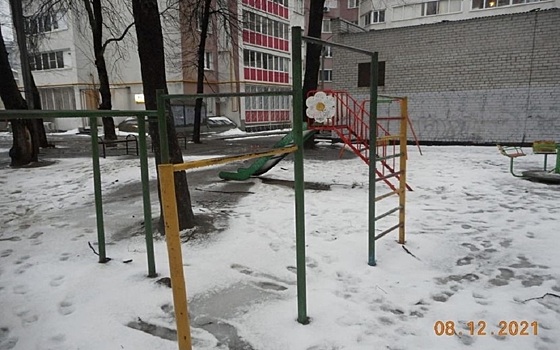 В Рязани назвали адреса детских площадок со сломанным инвентарём