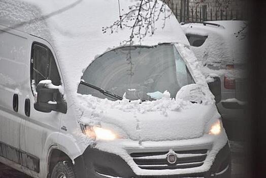 Как екатеринбуржцы отреагировали на первый снег: подборка из соцсетей