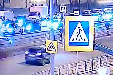 В российском миллионнике автомобиль на скорости протаранил остановку с людьми