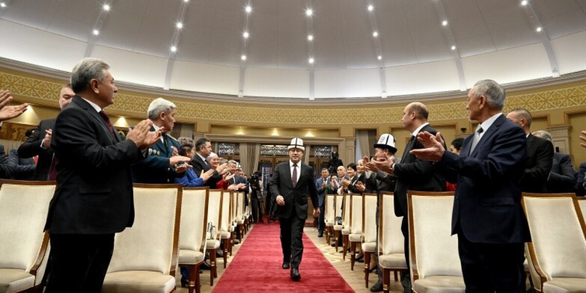 Садыр Жапаров наградил выдающихся деятелей Кыргызстана