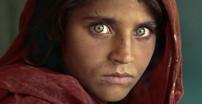 Её фотография облетела мир 35 лет назад: как изменилась знаменитая афганская девочка с удивительными глазами?