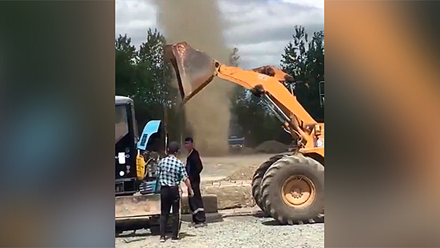 Внезапно возникнувшее в Южно-Сахалинске торнадо попало на видео