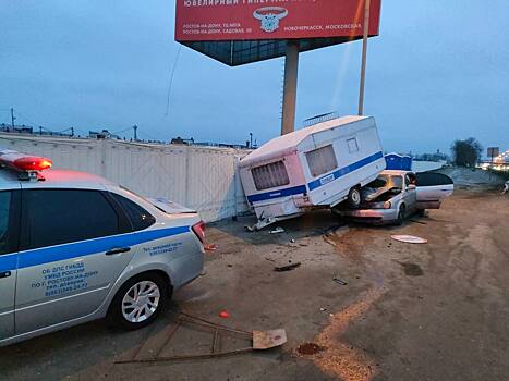 В Ростове легковушка протаранила полицейский фургон и патрульный автомобиль