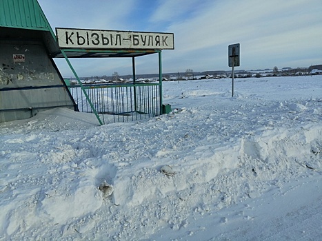 Остановки в Аргаяшском районе утонули в снегу, жители просят о помощи губернатора