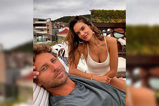 Модель Алессандра Амбросио в купальнике снялась с экс-бойфрендом Виктории Бони