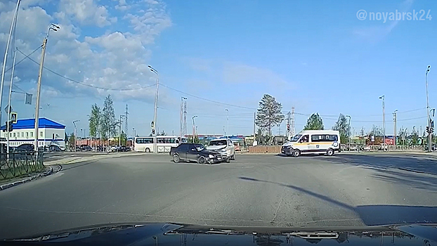 Момент жесткого ДТП с пострадавшими в Ноябрьске попал на видео. ВИДЕО