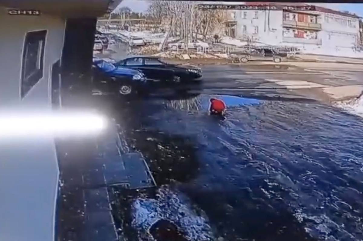 Россиянин сбил играющего на дороге ребенка и попал на видео