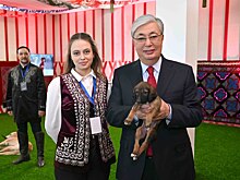 Президенту Казахстана подарили щенка редкой породы во время посещения выставки собак