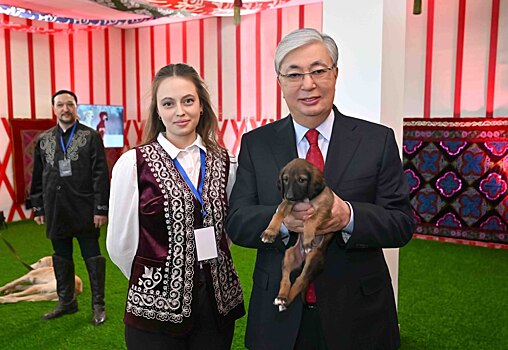 Президенту Казахстана подарили щенка редкой породы во время посещения выставки собак