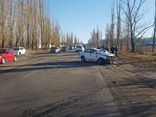 В Шахтах, выехав на встречку, легковушка врезалась в КАМАЗ