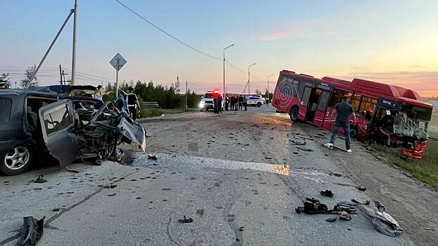 В Якутии полицейские выясняют обстоятельства ДТП с участием автобуса и иномарки