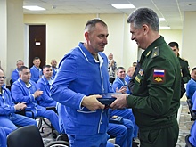 Прошедшим переподготовку участникам СВО вручили жилищные сертификаты и госнаграды