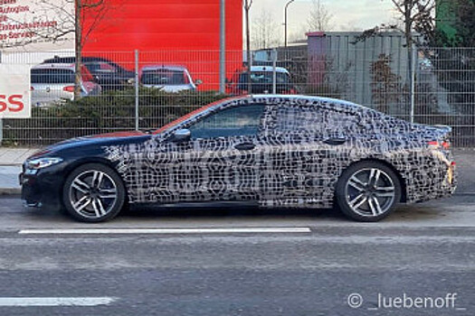 BMW 8 Series Gran Coupe снимает камуфляж