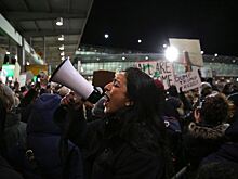 Власти США: под миграционный запрет Трампа попадают владельцы грин-карт