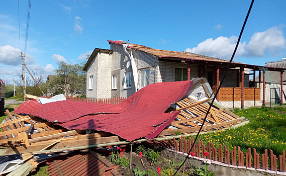 В Курской области ветром сорвало крышу с дома в селе Михайловка