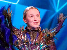 Альбина Джанабаева скрывалась в образе Павлина и выбыла из шоу "Маска"