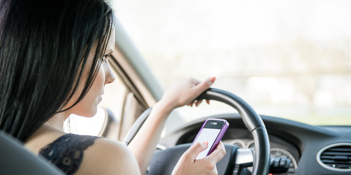 Эксперт: в законе нет запрета набирать СМС за рулем