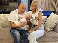 Поклонников возмутило видео Иосифа Пригожина с купающейся в бассейне внучкой