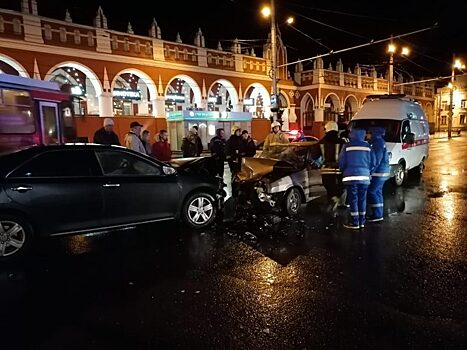 Пьяный водитель устроил лобовую аварию на площади Старый Торг