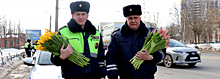 В Иванове накануне Международного женского дня сотрудники Управления Госавтоинспекции вышли на службу с букетами цветов