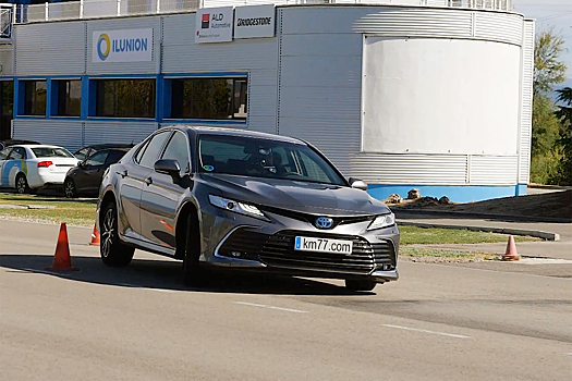 Видео: гибридную Toyota Camry испытали «лосиным тестом»