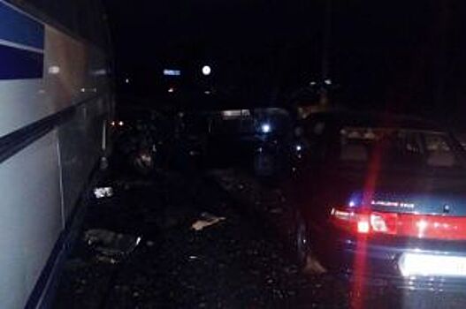 В Белгородской области столкнулись автобус и две легковушки: погиб водитель