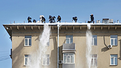 Во время уборки крыши снегом повредили машину. Кто заплатит?