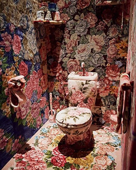 Туалетная комната, обитая ковровым покрытием, явно не для всех. Как будто попал в царство "его ворсейшества"!