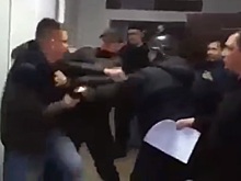 В Екатеринбурге адвокат подрался с приставами, которые арестовали имущество его клиента