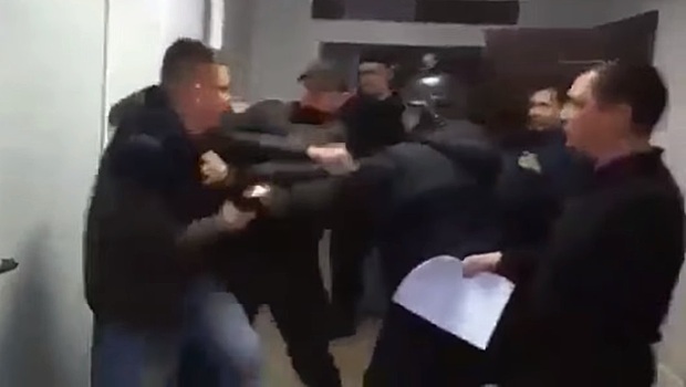 В Екатеринбурге адвокат подрался с приставами, которые арестовали имущество его клиента