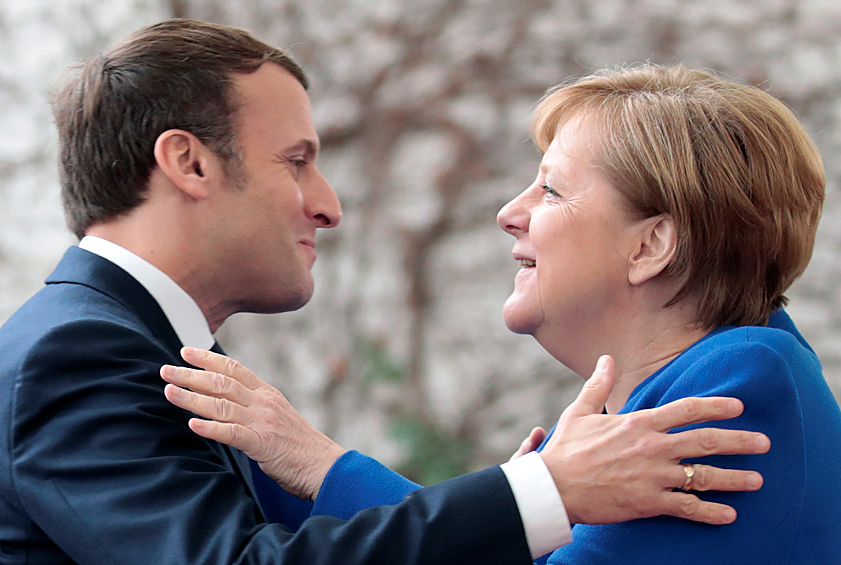 Канцлер Германии Ангела Меркель приветствует президента Франции Эммануэля Макрона в начале саммита по Ливии в Берлине, 2020 год