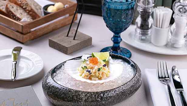 Оливье с камчатским крабом и Кир Рояль с рябиной: что пробовать в Chekhoff Cafe & Bar