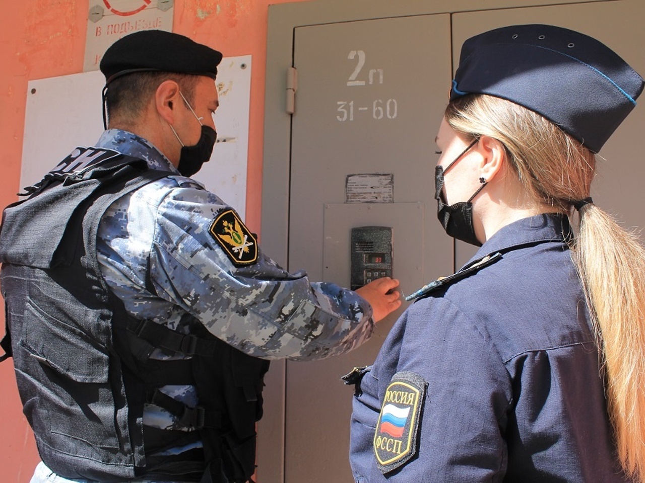 Действия судебных приставов - исполнителей. Обязанности судебного пристава. Судебный пристав дубинка. Судебный пристав исполнитель. Судебные приставы картинки.