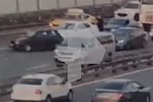 Мужчина выпрыгнул из багажника мчащейся машины в Москве и попал на видео