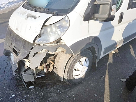 В Сызрани водитель маршутки на перекрестке врезался в Chevrolet