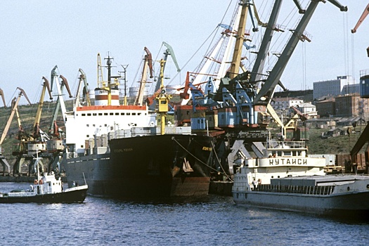 Во время бункеровки мазута в порту Петербурга часть нефтепродуктов попала в воду
