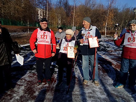 В районе проводятся бесплатные занятия по скандинавской ходьбе