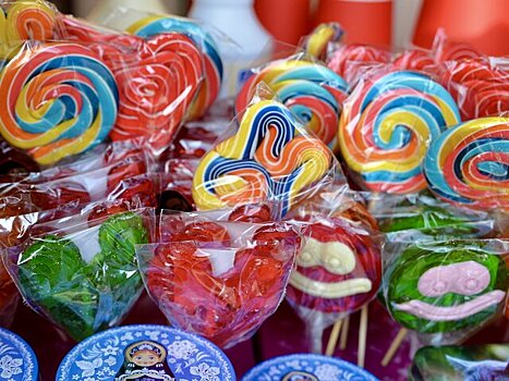 Врач призвала родителей не дарить детям на Новый год конфеты ярких цветов