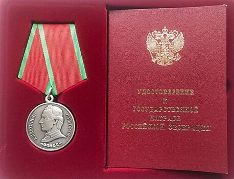 Прикрыл боевых товарищей: судебного пристава из Ростовской области наградили медалью Суворова