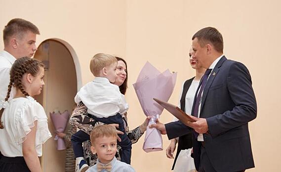 В Курске 15 мая отличившиеся семьи получили премию главы города «Семья года»